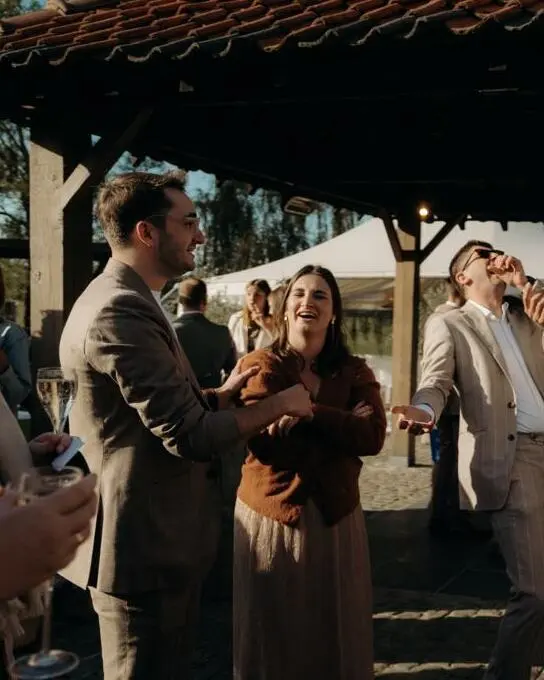 Gasten lachen na een experiment van mentalist Tijl Kerckhove tijdens een feest