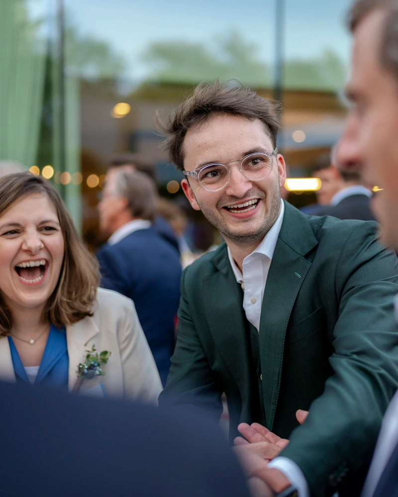 Gasten reageren verrast op mentalist Tijl Kerckhove tijdens een bedrijfsevent