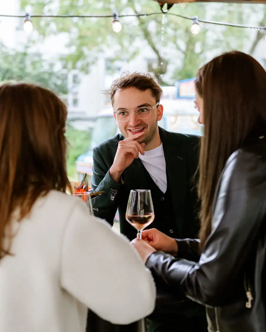 Tijl Kerckhove in gesprek met twee gasten op een receptie