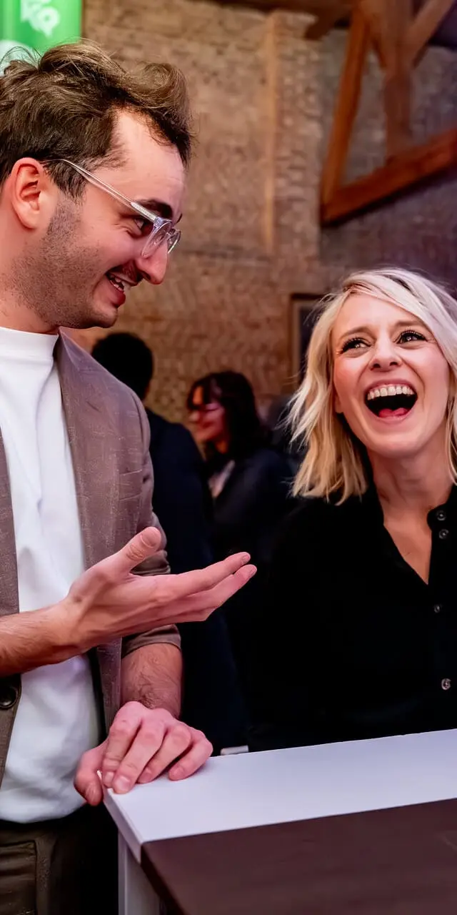 Een gast schiet in de lach tijdens een experiment