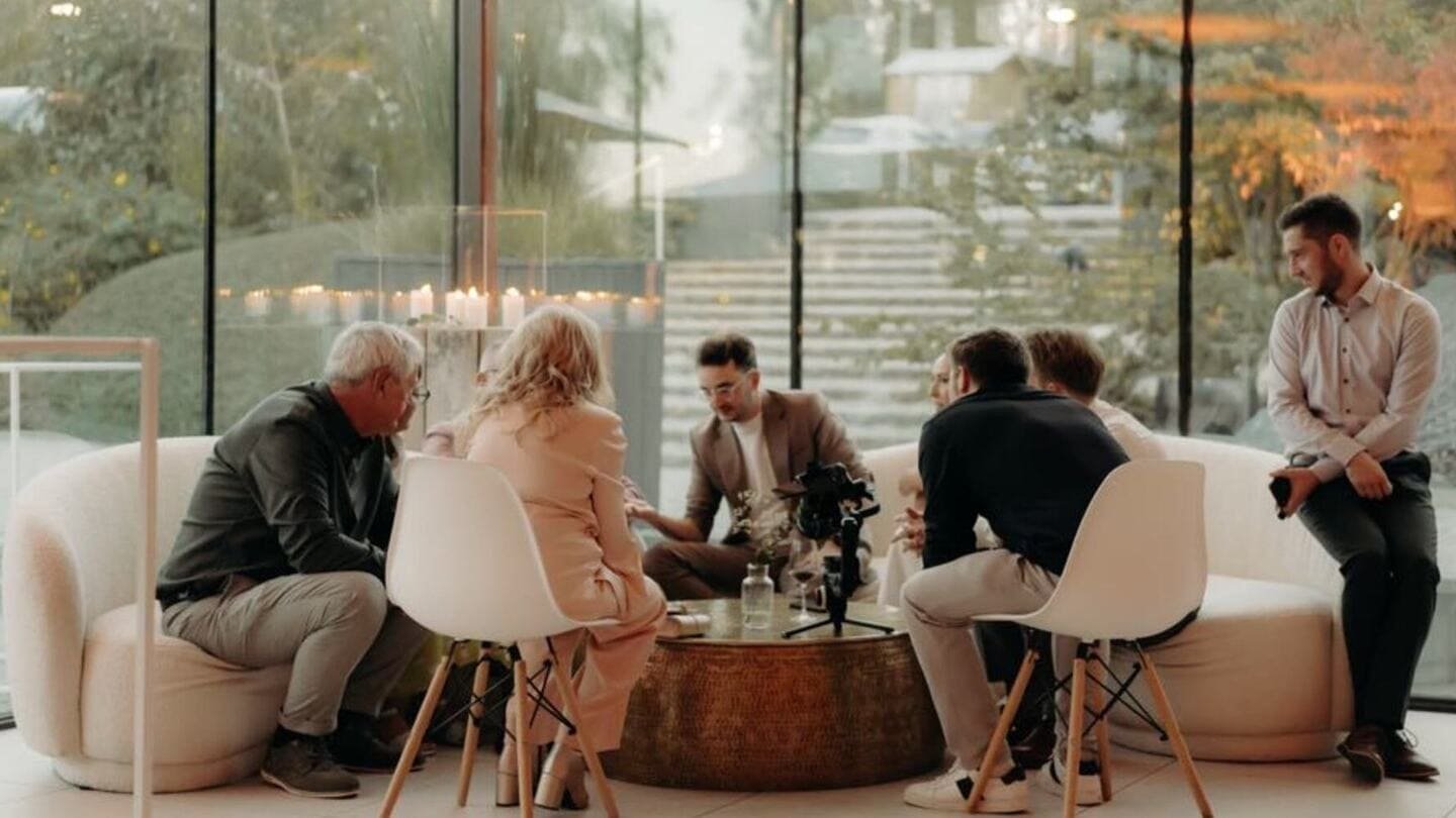 Tijl Kerckhove tijdens een close-up mentalisme ervaring op een stijlvol event