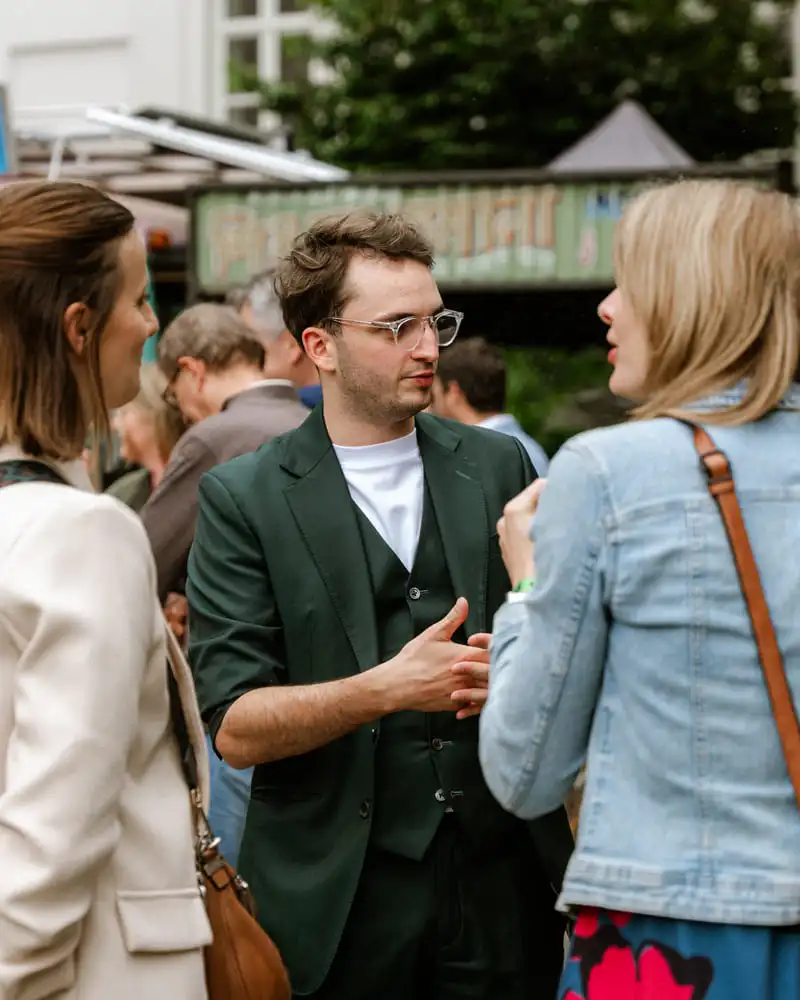 Mentalist Tijl Kerckhove in gesprek met gasten op een personeelsfeest
