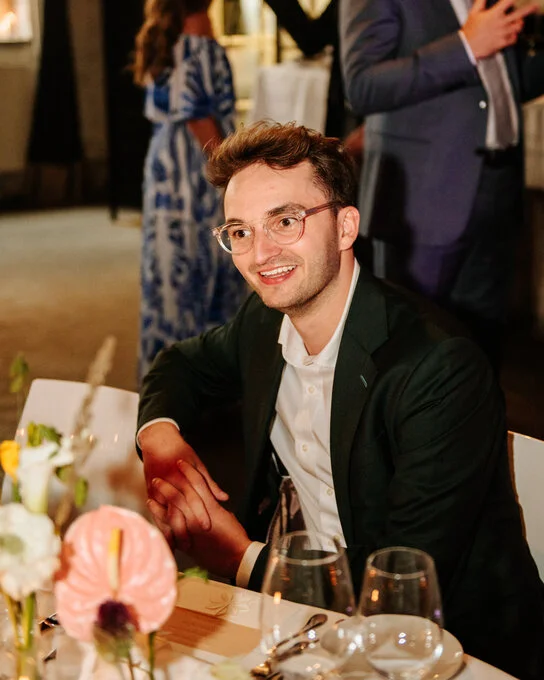 Mentalist Tijl Kerckhove aan een gedekte dinertafel tijdens een seated mentalisme-act op een event