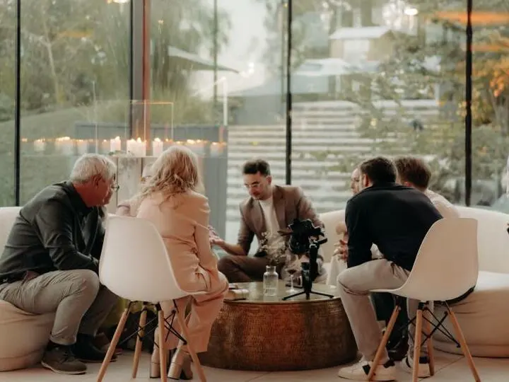 Gasten rond de tafel volgen geboeid het seated mentalisme van Tijl Kerckhove