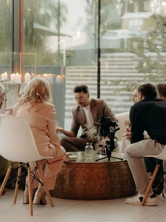 Mentalist Tijl Kerckhove brengt close-up mentalisme aan tafel tijdens een privéfeest