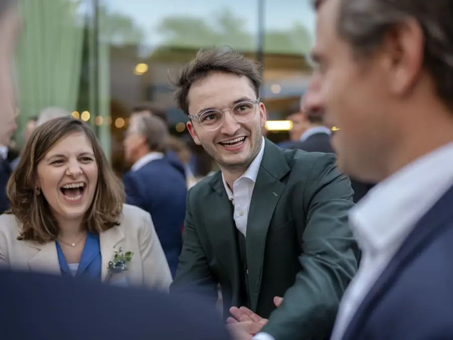 Gasten reageren verrast op het seated mentalisme van Tijl Kerckhove aan tafel