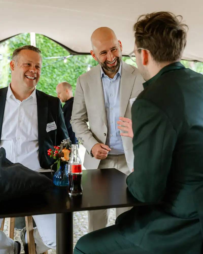 Seated mentalist Tijl Kerckhove aan een tafel tijdens een diner