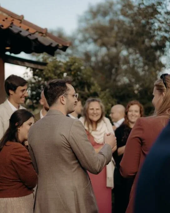 Walking mentalist Tijl Kerckhove tussen gasten tijdens een receptie