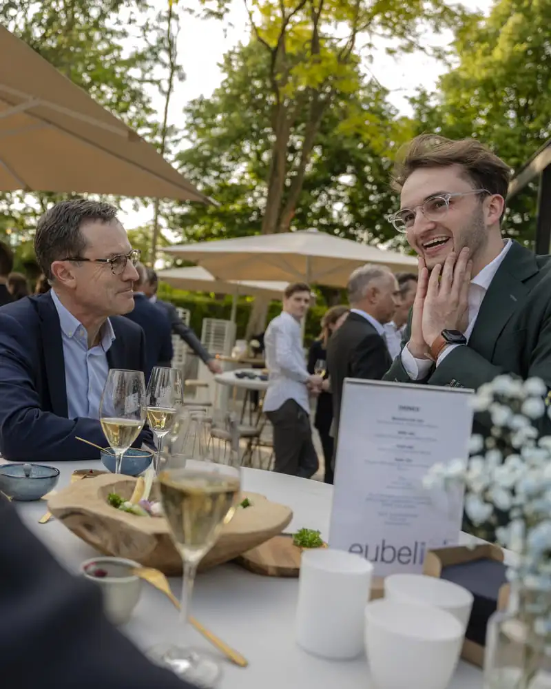 Mentalist Tijl Kerckhove verrast gasten aan een statafel tijdens een walking dinner