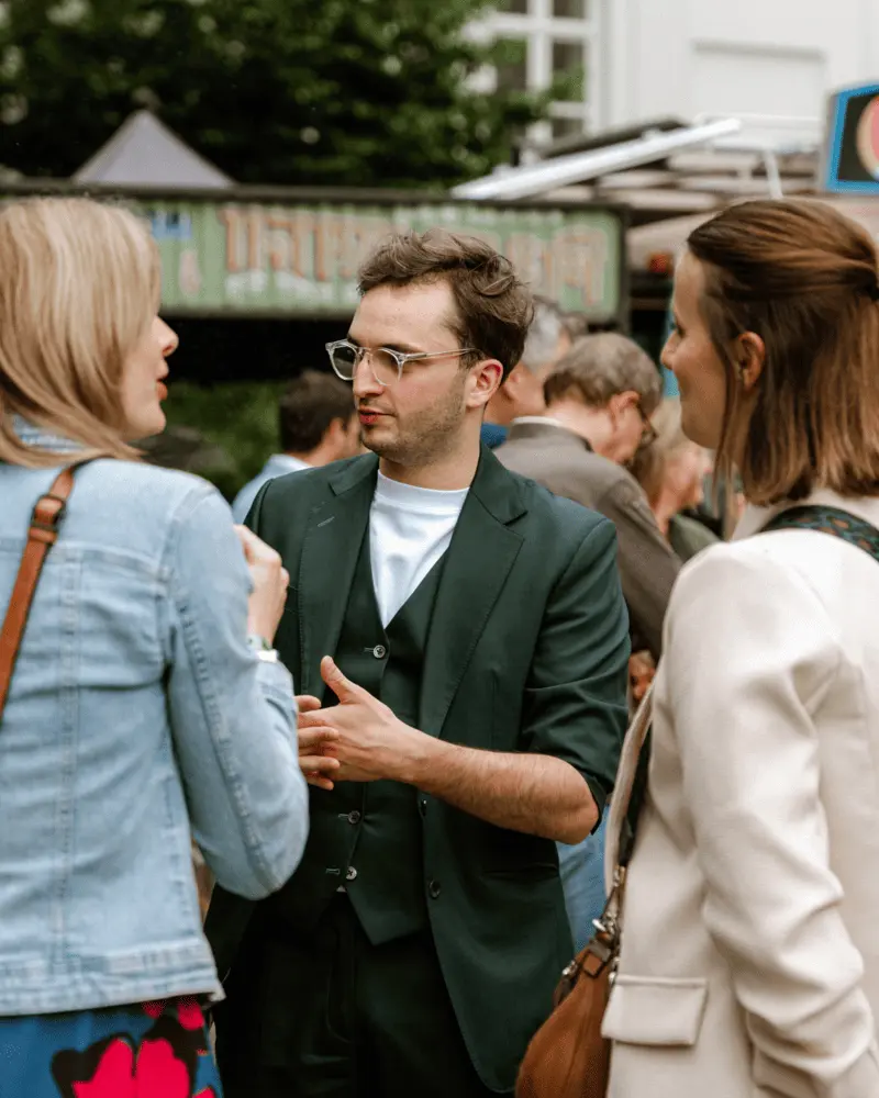 Walking mentalist Tijl Kerckhove brengt close-up mentalisme op een personeelsfeest